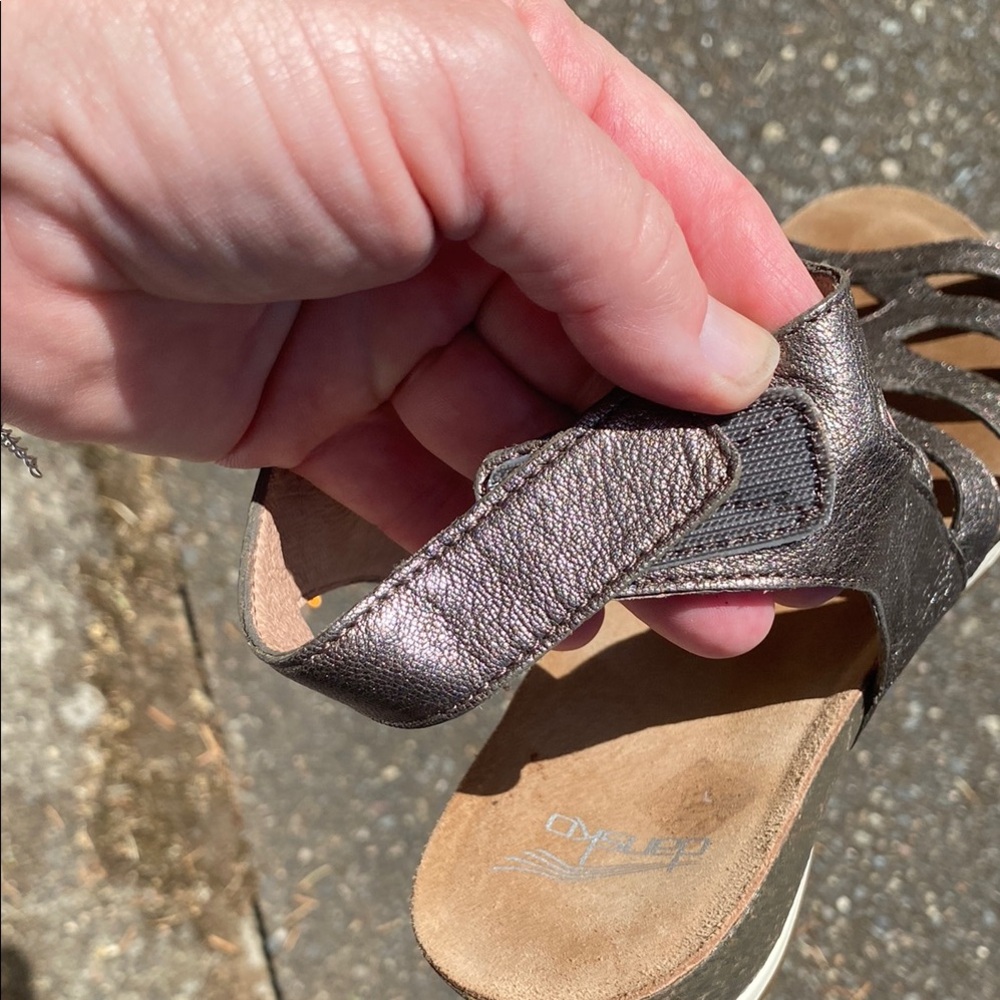 Women's Metallic Sandals - Picture 6 of 7
